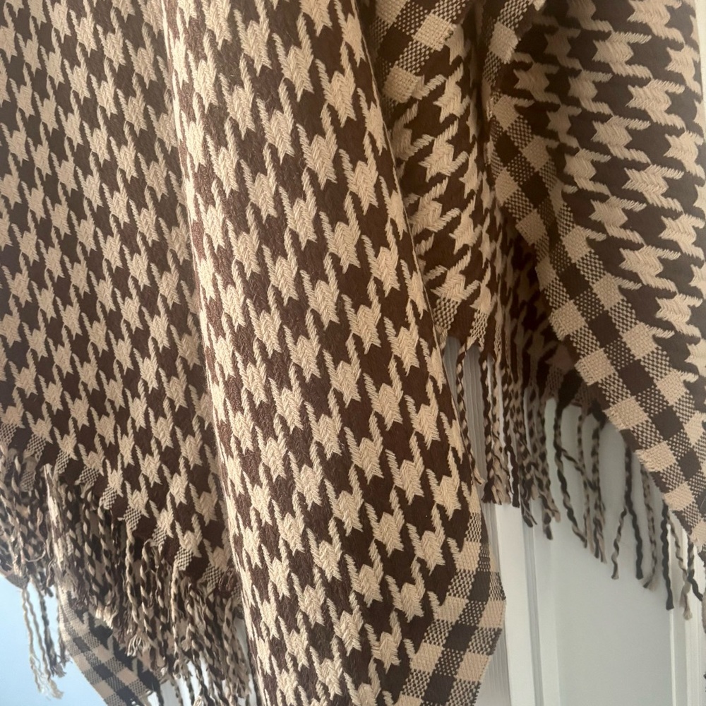 Brown Houndstooth Patterned Shawl - image 3